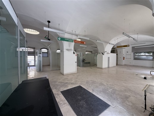 Centrale Locale Indipendente In Pietra di 6 Ambienti. 3 Esposizioni.